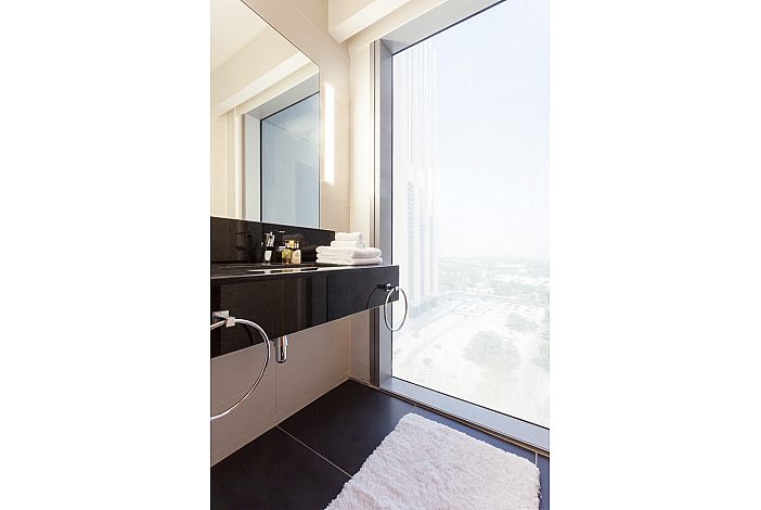 LUXURIOUS 1 BED APARTMENT