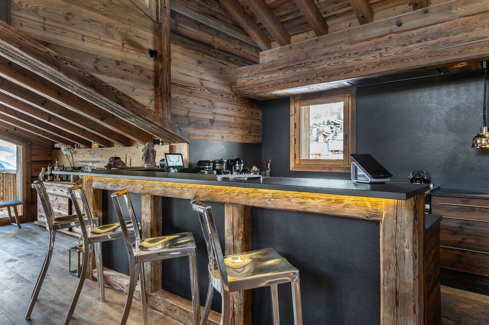 Chalet Pure Black Crystal