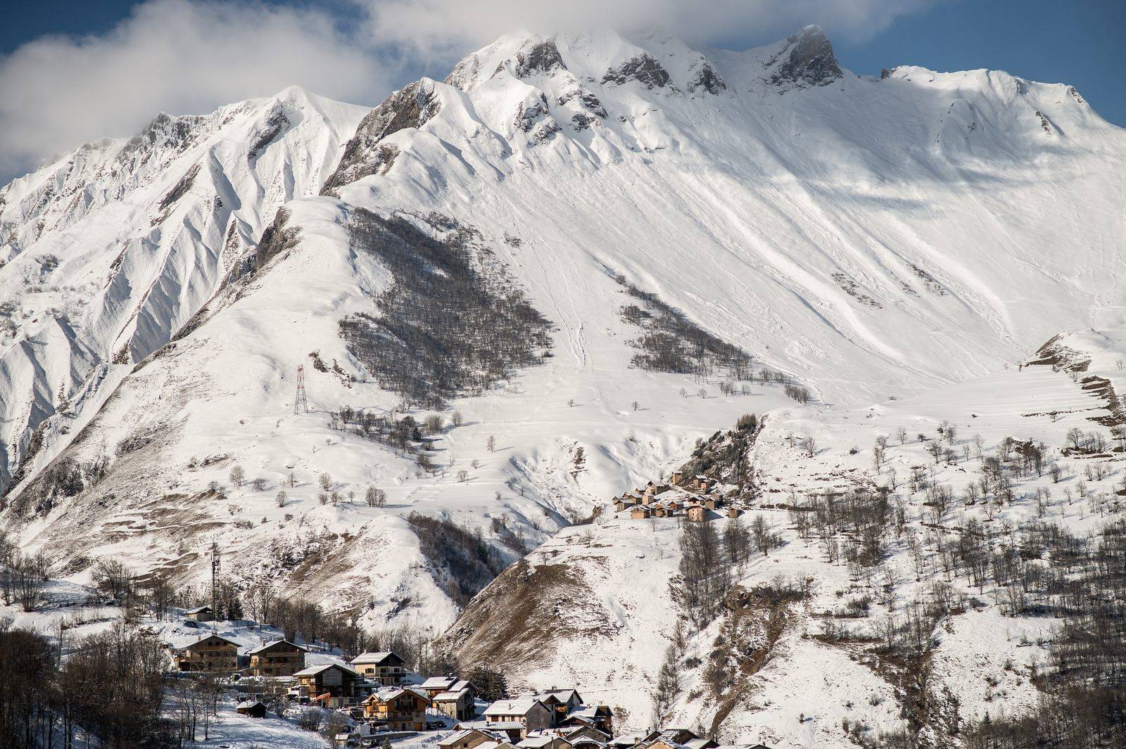 Chalet Pure Black Crystal